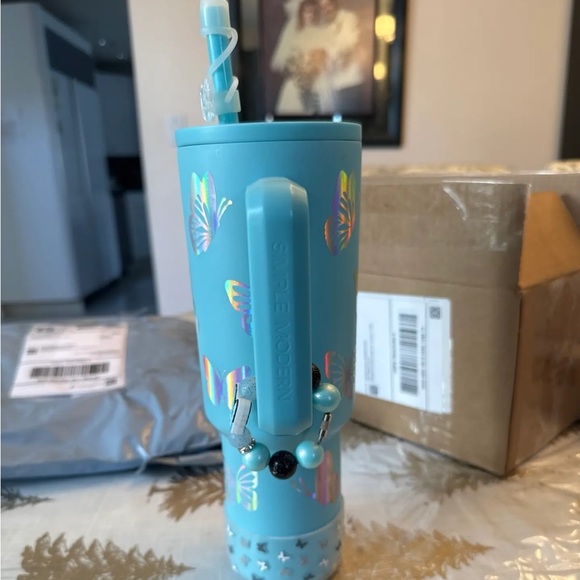 Custom Butterfly Simple Modern 40 oz Trek - Nantucket Tides - Picture 2 of 4